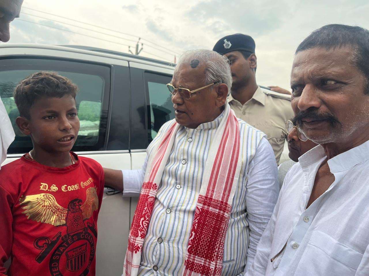 युवकों की जान बचानेवाले रहीस मांझी की प्रशंसा