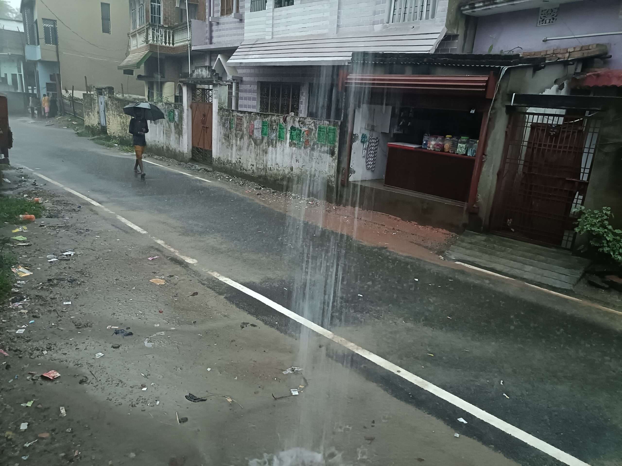 आसमान में छाये बादल और दिनभर हुई बारिश से जनजीवन प्रभावित