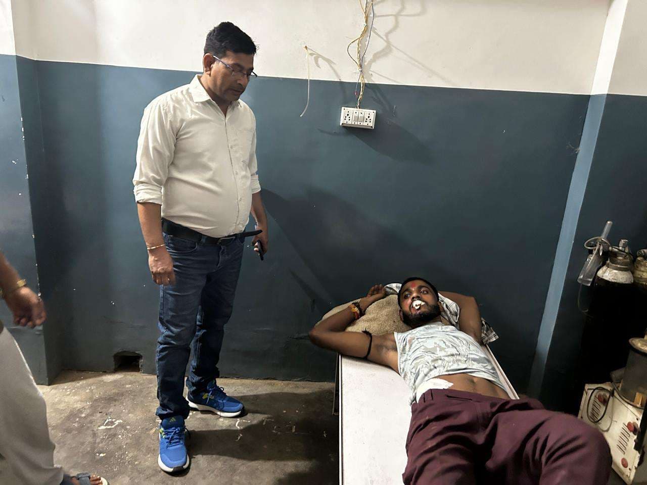 एनएच 80 पर बाइक-पिकअप टक्कर, दो युवक गंभीर रूप से घायल