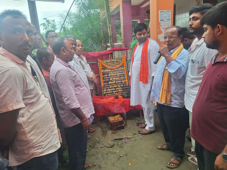 सौरगांव में यात्री शेड का किया शिलान्यास