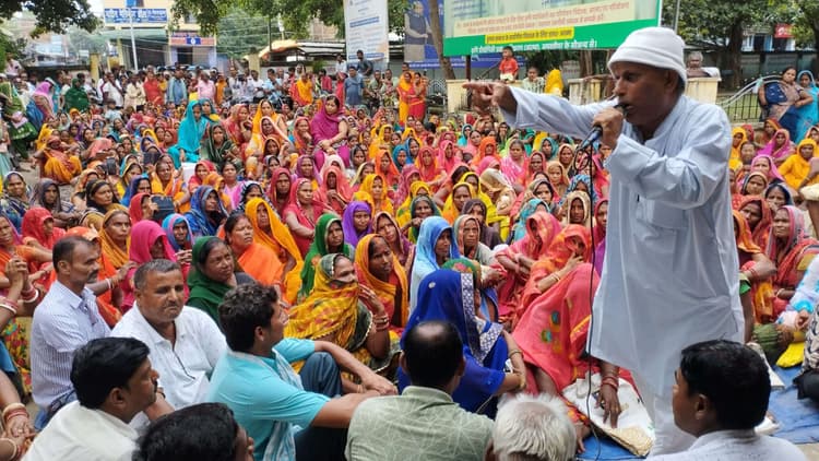 Samastipur News:भवन निर्माण मजदूर संघ ने मांगों को लेकर प्रखंड कार्यालय पर किया प्रदर्शन