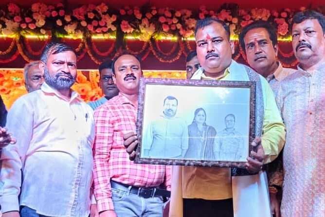 दुर्गापूजा कमेटी के सदस्यों ने बबलू भगत को किया सम्मानित