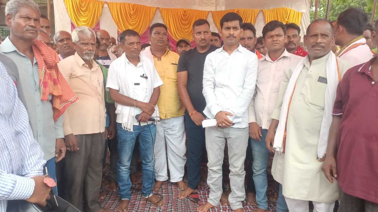 वित्त आयोग की राशि वितरण और योजनाओं की स्वीकृति को लेकर पंसस प्रतिनिधियों ने दिया धरना