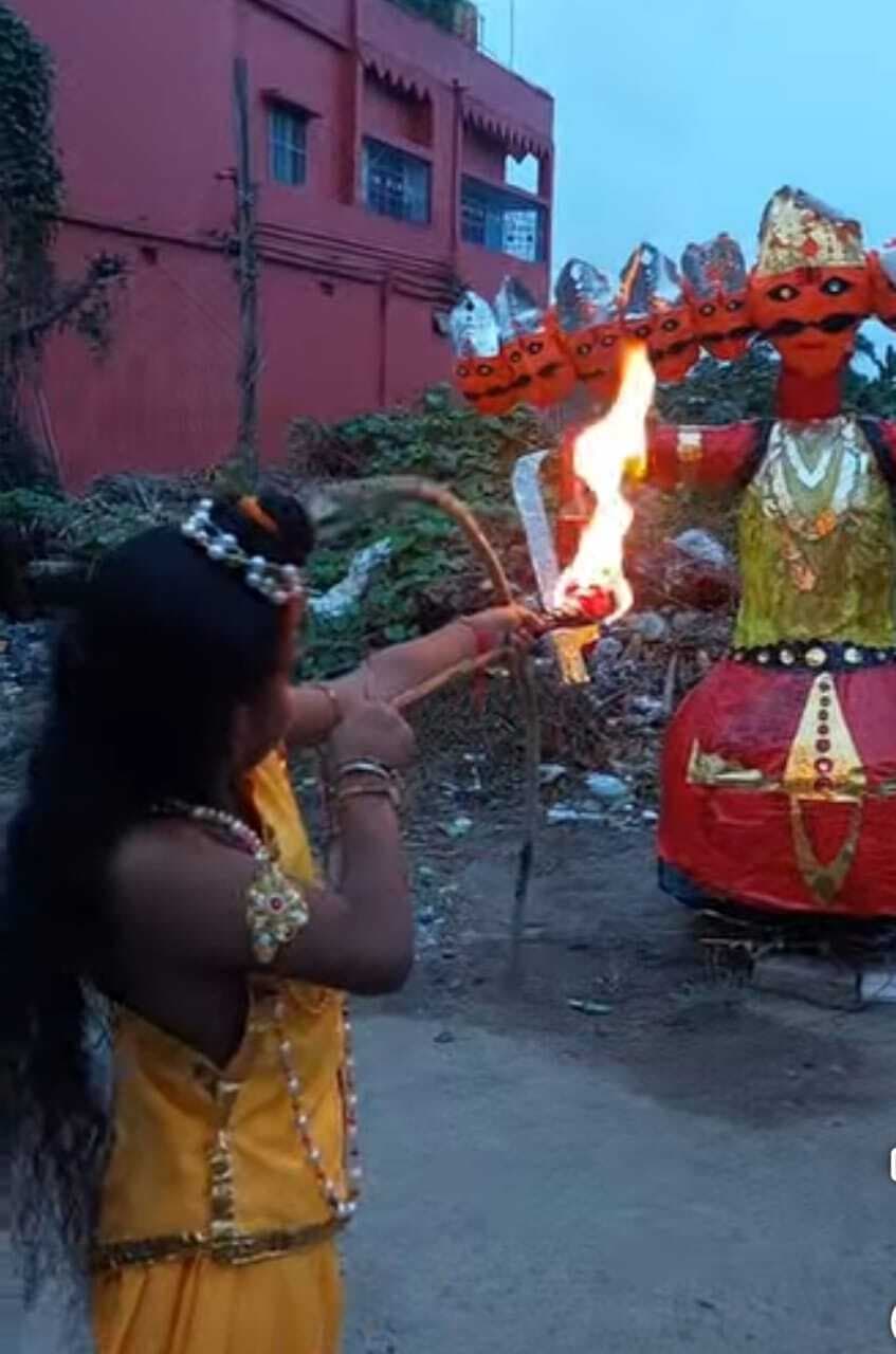 नन्हे श्रीराम के हाथों हुआ रावण वध, ग्रामीणों की जुटी भीड़