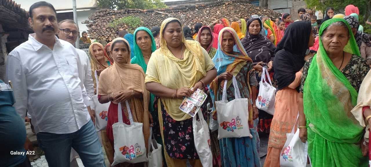 Samastipur News:दिव्यांग, विधवा व गरीब महिलाओं के बीच साड़ी वितरित