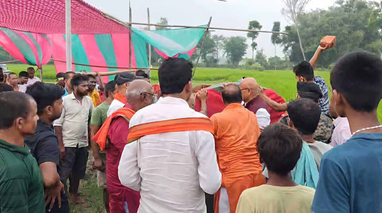 शिलान्यास करने पहुंचे विधायक को झेलना पड़ा विरोध, उपद्रवियों ने तोड़ा शिलापट्ट