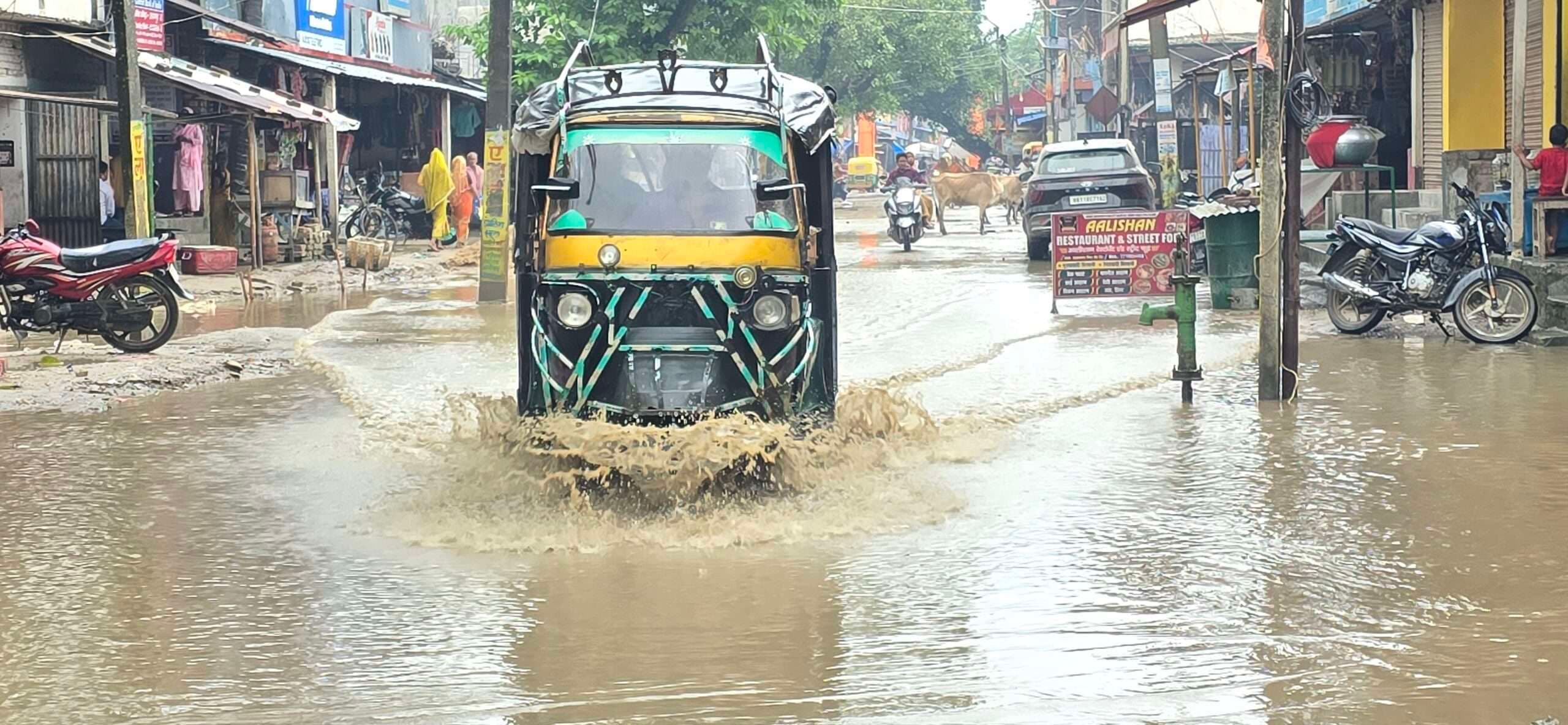 आजमनगर बाजार में जलजमाव की समस्या से नहीं मिल रही निजात