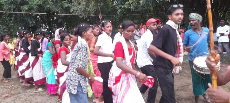 इमामपट्टी आदिवासी टोला में दशकर्मा पूजा संपन्न, ढोल-नगाड़े की थाप पर थिरके लोग