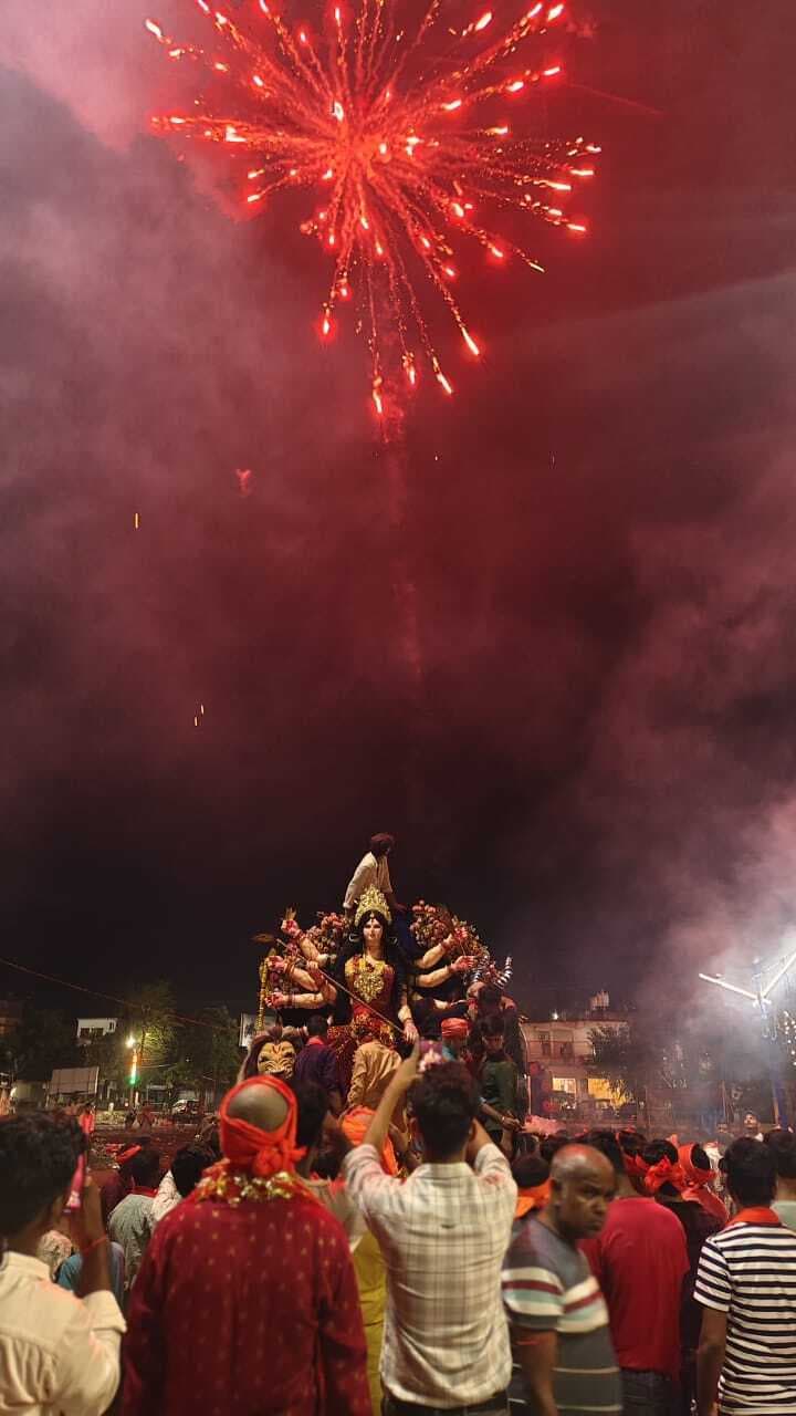गाजे-बाजे और समदाउन गीत के साथ मां दुर्गा की प्रतिमा का किया विसर्जन