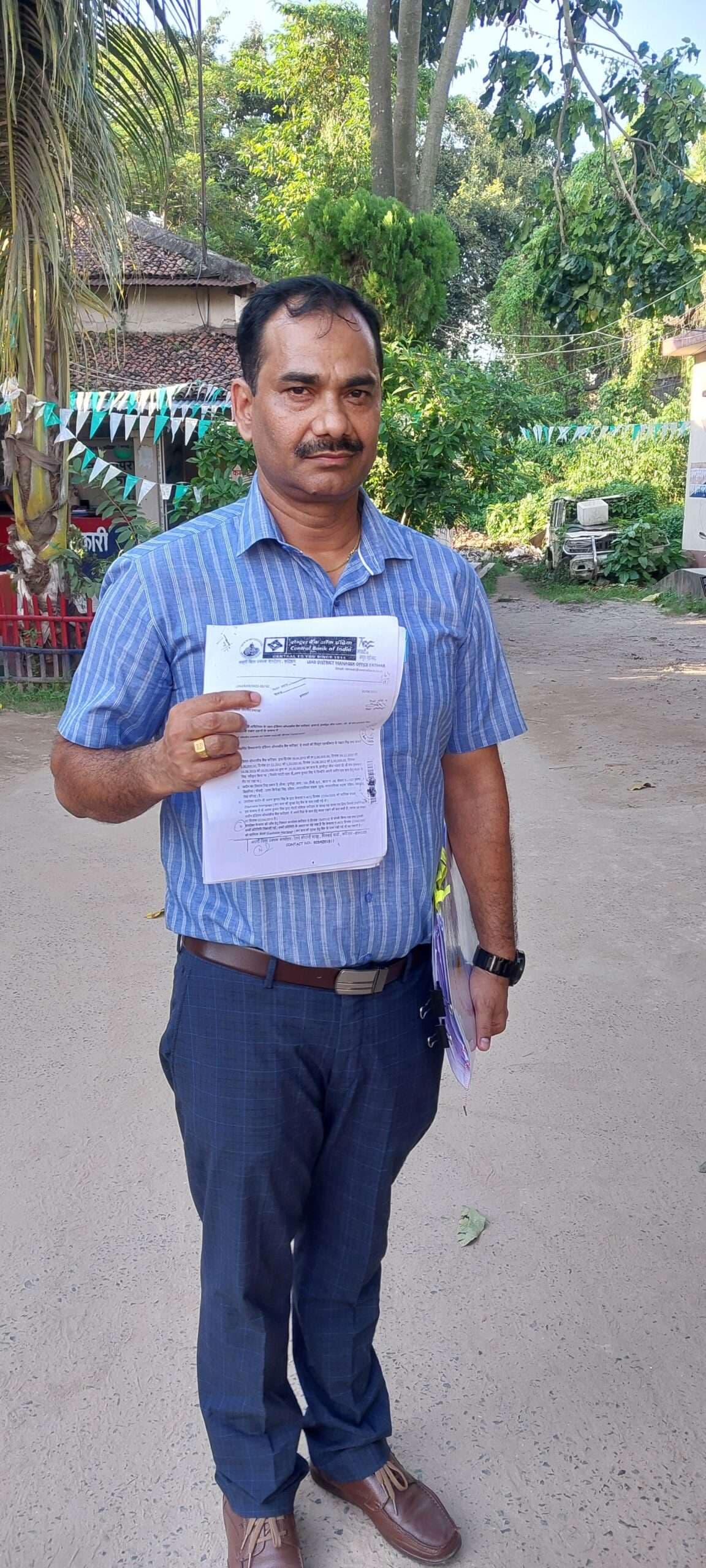 आर्मी मैन अपनी ही संपत्ति की रक्षा के लिए भटक रहे