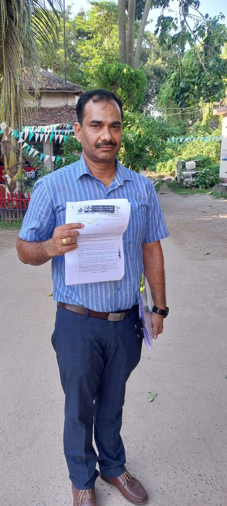 आर्मी मैन अपनी ही संपत्ति की रक्षा के लिए भटक रहे