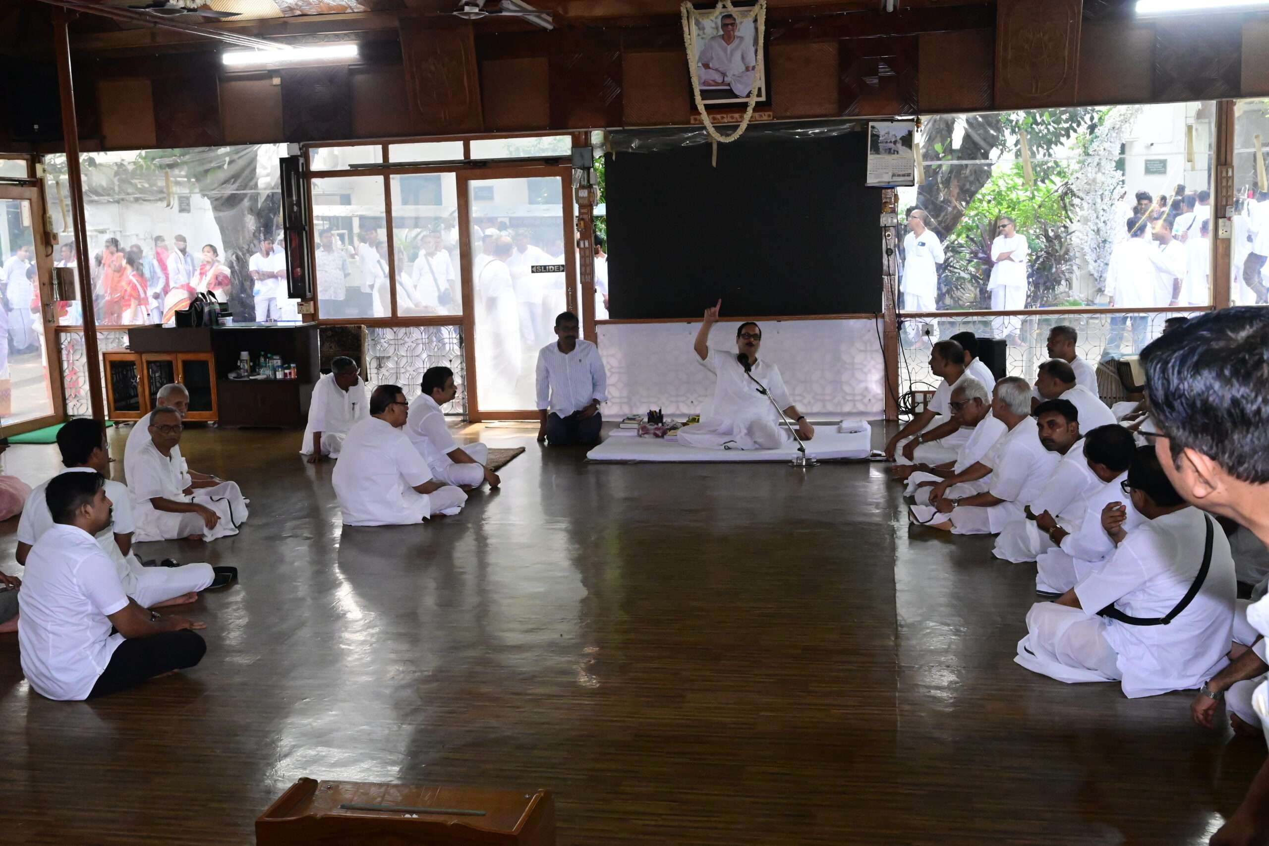 सत्संग आश्रम में श्रीश्री ठाकुर के जन्मोत्सव का शुभारंभ, गुरु भाइयों ने की सामूहिक प्रार्थना