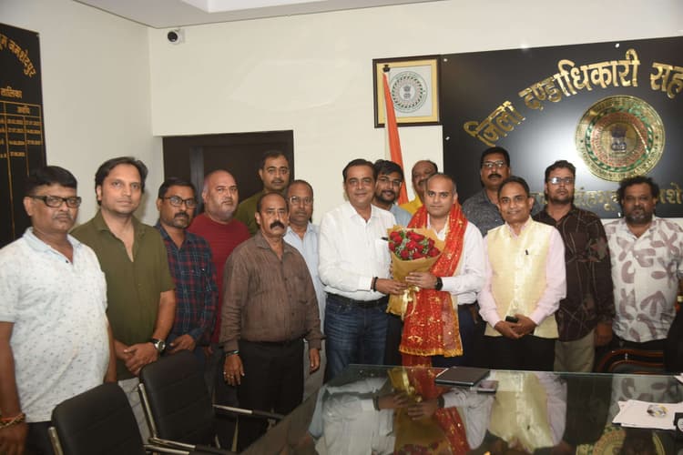 Jamshedpur news. जमशेदपुर में शांतिपूर्ण दुर्गा पूजा संपन्न कराने के लिए बिष्टुपुर जी टाउन पूजा कमेटी ने किया डीसी का अभिनंदन