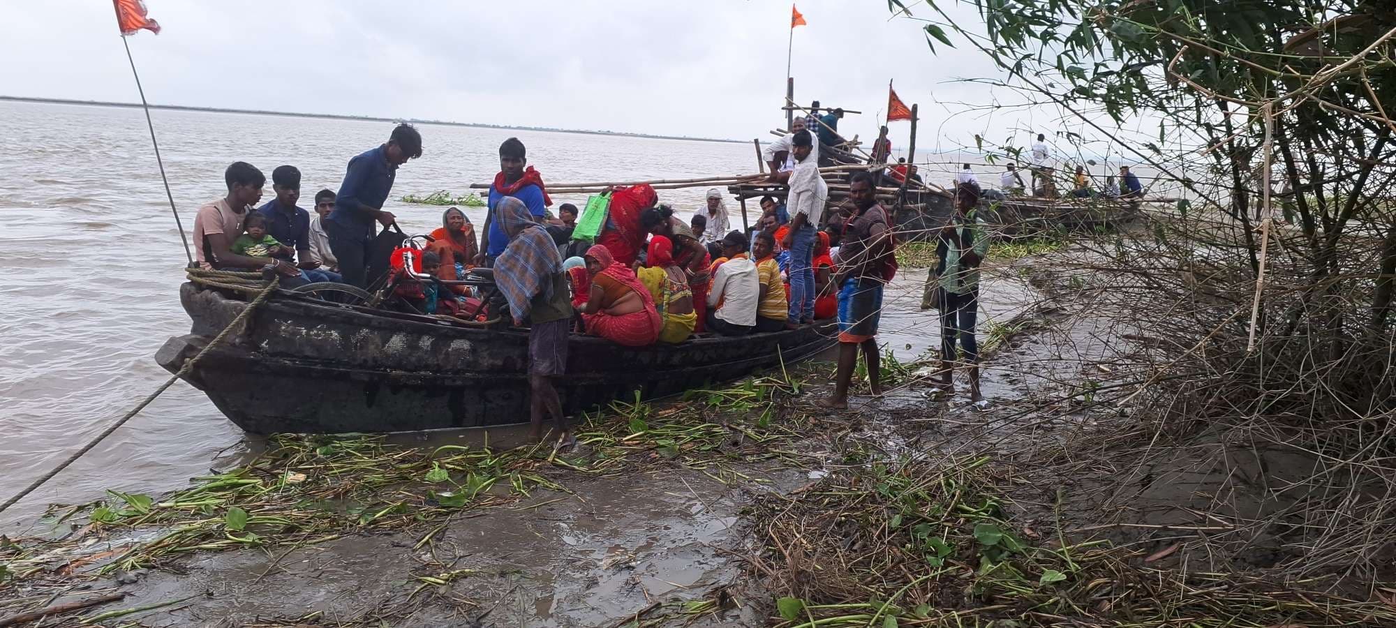 नाव डूबने से लापता दो किसानों का 48 घंटे बाद भी नहीं मिला कोई सुराग