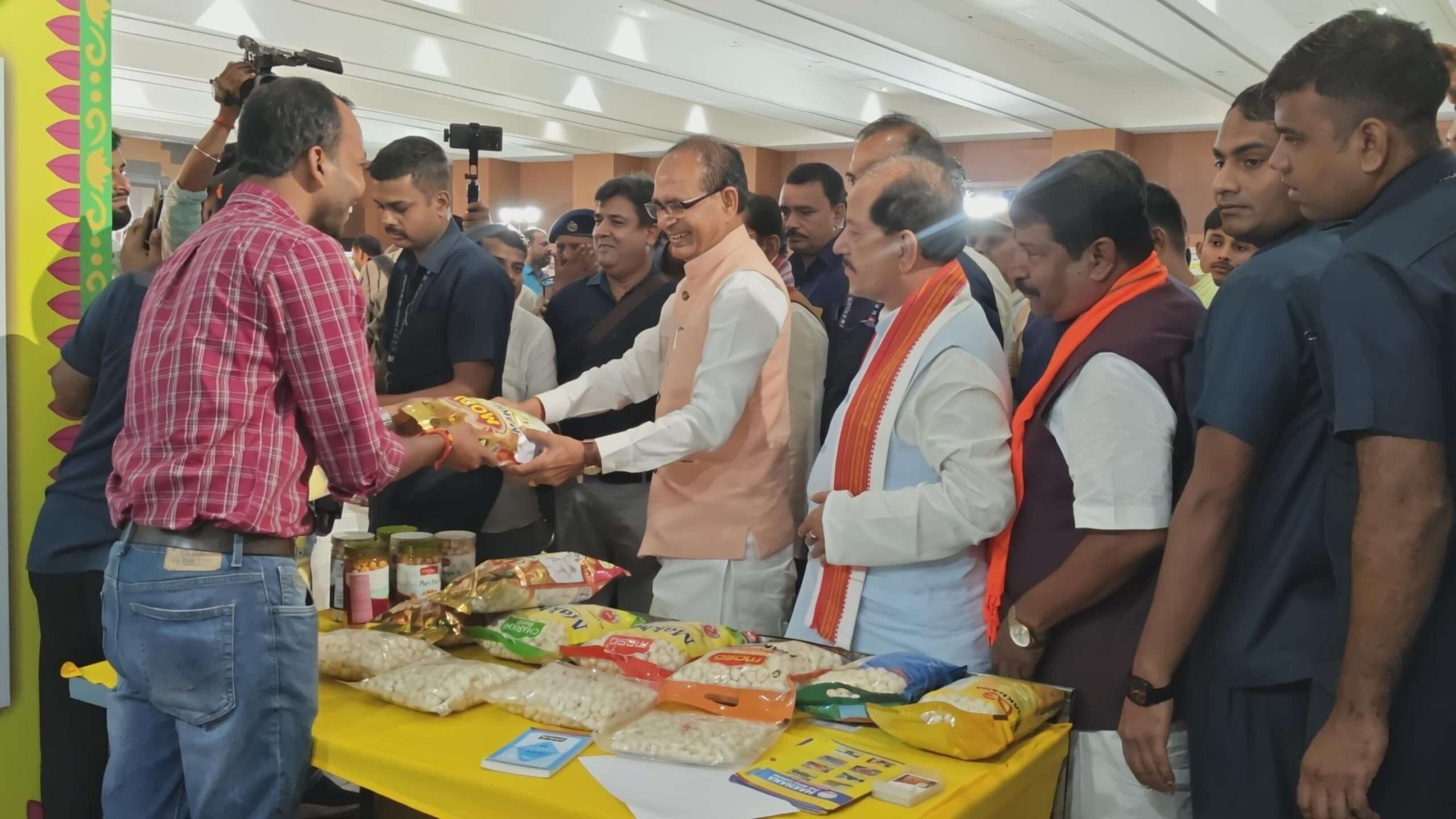 नेशनल मखाना उद्योग के स्टॉल का किया अवलोकन