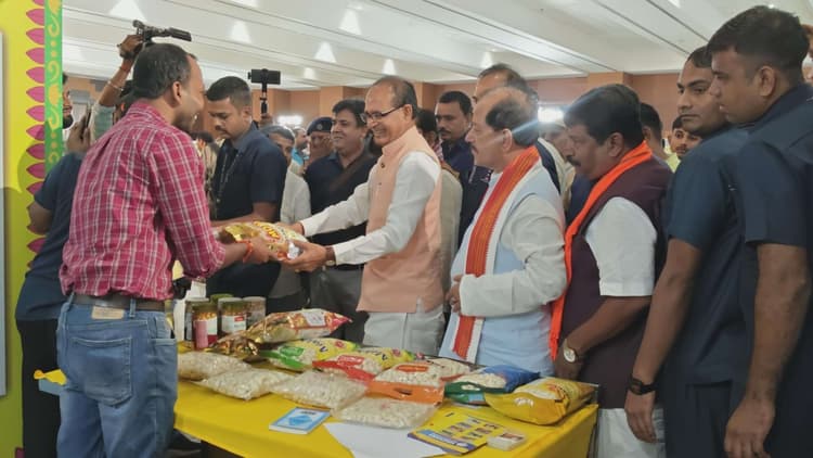 नेशनल मखाना उद्योग के स्टॉल का किया अवलोकन