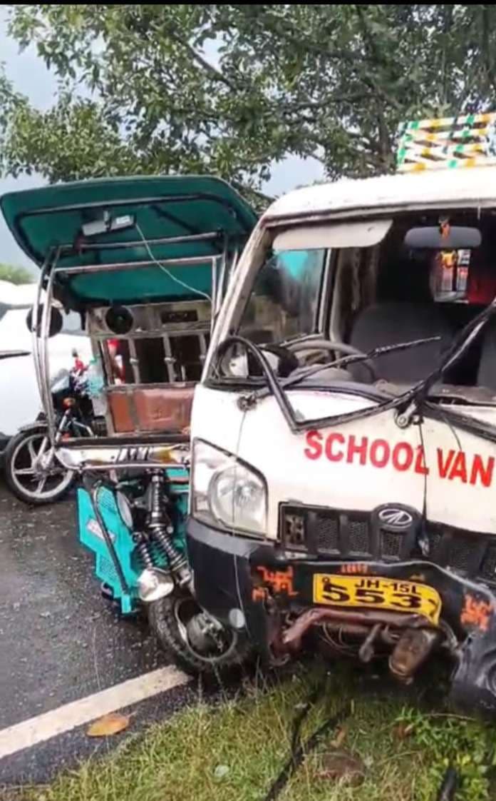 मैजिक और टोटो में जोरदार टक्कर, दो घायल