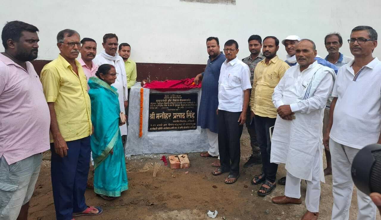 विधायक ने मनिहारी नगर में दो सड़कों का किया शिलान्यास