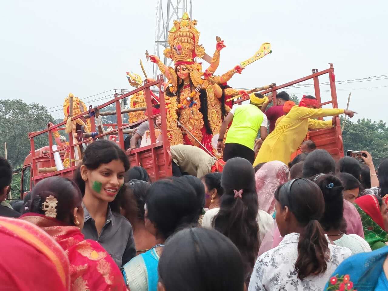 अगले वर्ष जल्द आने की कामना के साथ श्रद्धालुओं ने दी मां दुर्गा की विदाई