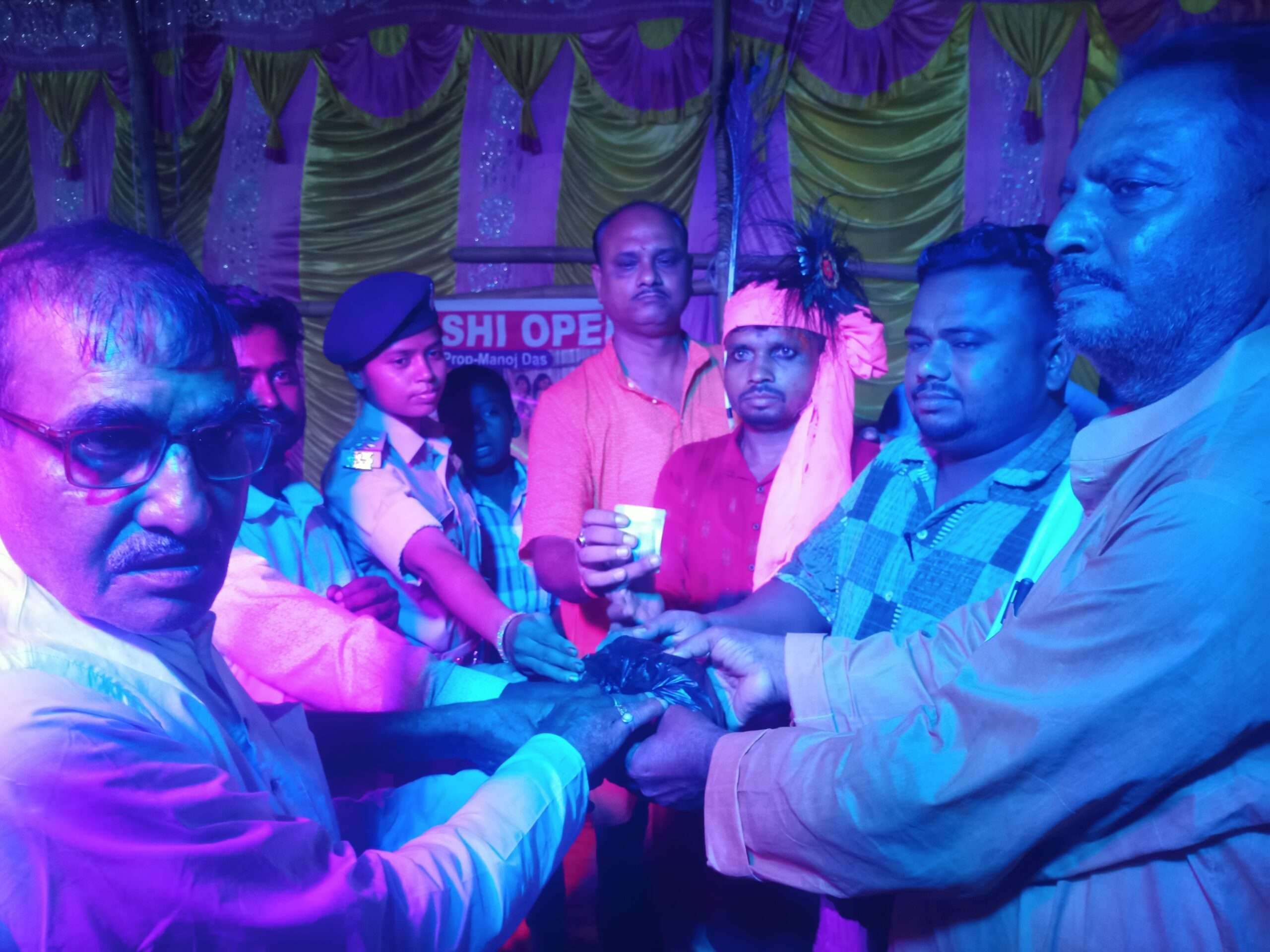 आदिवासी नृत्य में शामिल कलाकारों को किया पुरस्कृत