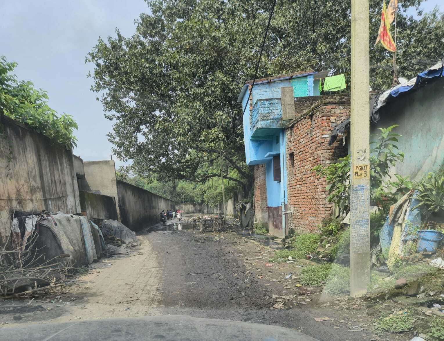 Jamshedpur news. देश में ''''तीसरी'''' रैंकिंग का शहर, वहीं बिष्टुपुर पार्वती घाट रोड पर कचरा व जल जमाव