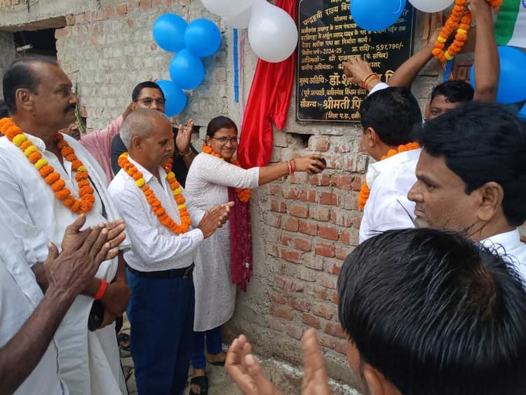 वजीरगंज में जिला पार्षद की कई योजनाओं का हुआ उद्घाटन