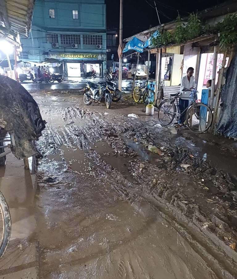लगातार बारिश से जिला परिषद मार्केट हुआ कीचड़मय, दुकानदार परेशान