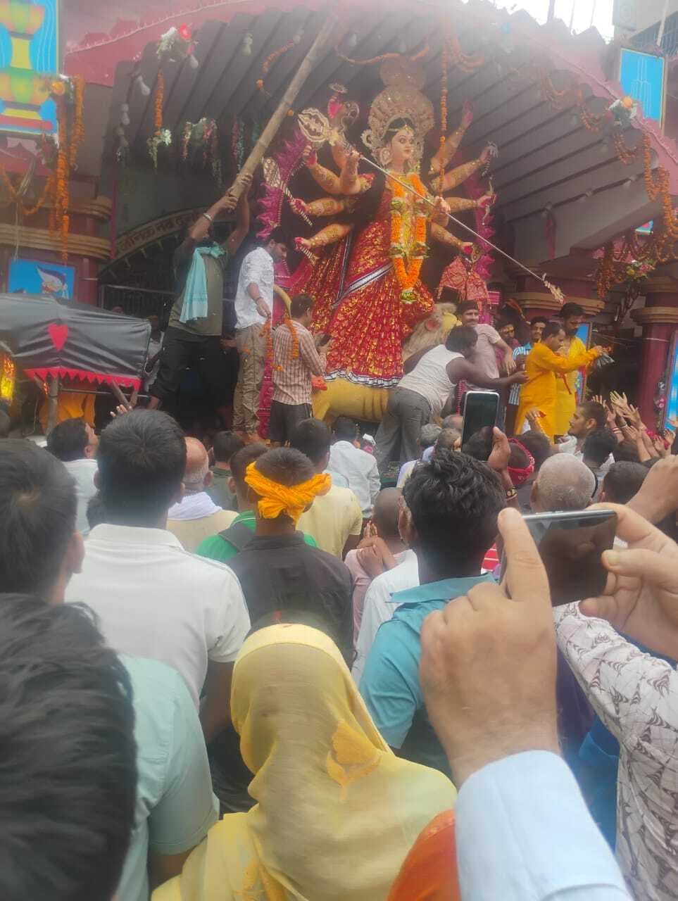 नम आंखों से भक्तों ने दी मां दुर्गा को विदाई