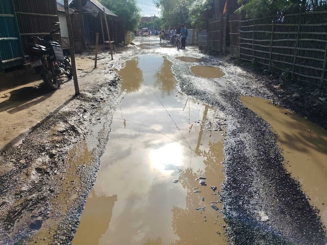 भारी वाहनों की आवाजाही से 15 किलोमीटर सड़क हो गयी ध्वस्त