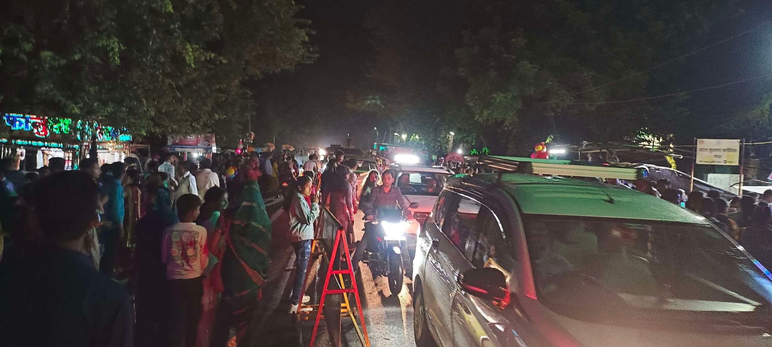 Deoghar news : चांदपुर दुर्गा मंदिर के पास मेला के कारण जसीडीह- देवघर मेन रोड पर लगा जाम,  यात्रियों को हुई परेशानी