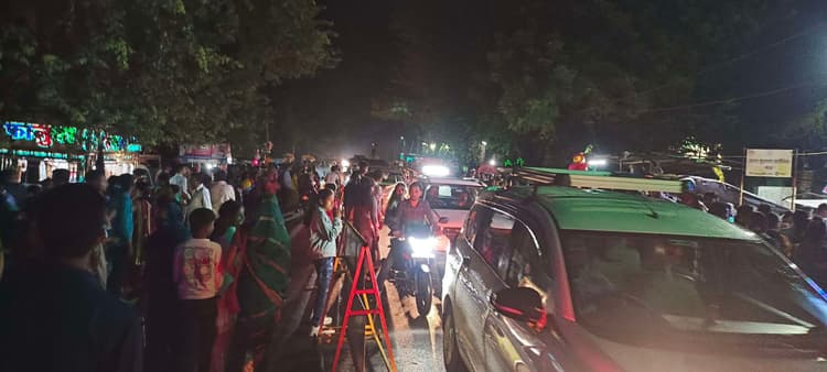 Deoghar news : चांदपुर दुर्गा मंदिर के पास मेला के कारण जसीडीह- देवघर मेन रोड पर लगा जाम,  यात्रियों को हुई परेशानी