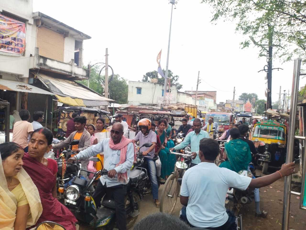 बस स्टैंड के समीप लगा जाम, राहगीर रहे परेशान