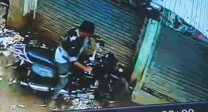 दुकान के बाहर से बाइक चोरी, सीसीटीवी में वारदात कैद