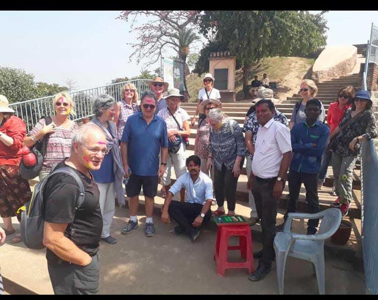 सुविधाओं के अभाव में क्रूज पर रात बिताने को विवश हैं विदेशी मेहमान