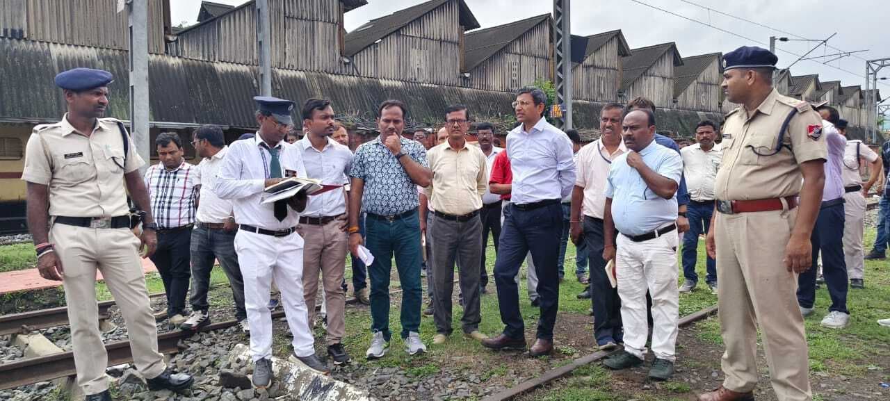 डीआरएम ने किया निरीक्षण, यार्ड विस्तार व डॉक पिट बनाने की तैयारी