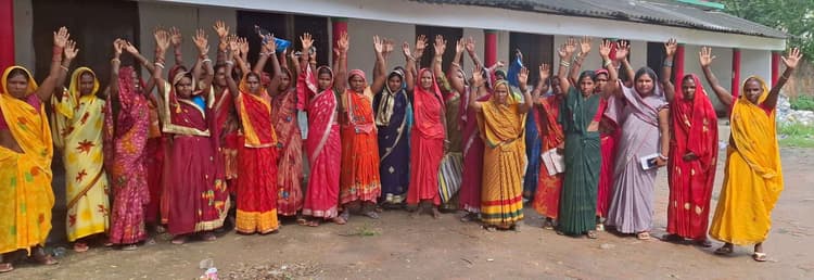 जीविका दीदी से घुस लेने विरोध में कार्रवाई नहीं होने से प्रखंड व बीपीएम कार्यालय घेरा