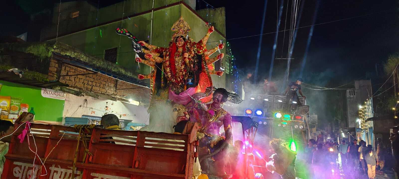 मां दुर्गा की प्रतिमा सुखन तालाब में विसर्जित