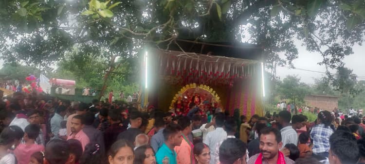 नम आंखों से मां दुर्गा को दी विदाई