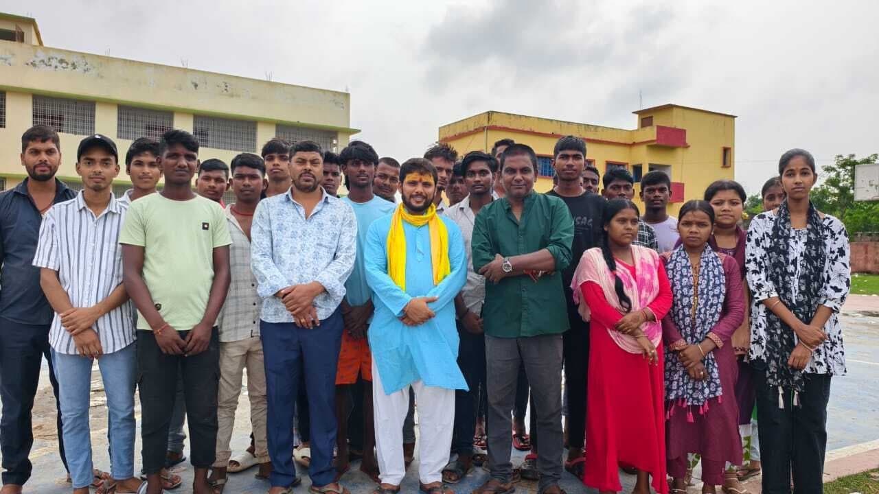 उत्क्रमित उच्च माध्यमिक विद्यालय डूमर में प्रधानाध्यापक की मनमानी से छात्र परेशान