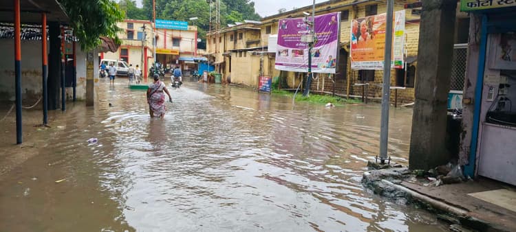 Sasaram News : एनएमसीएच में छह फुट भरा पानी, दूसरे अस्पतालों में भेजे गये मरीज