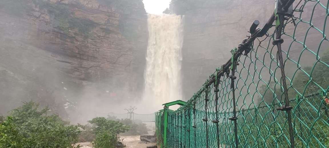 Sasaram News : मां तुतला भवानी में चेंजिंग रूम, शेड, सांकेतिक बोर्ड, बाउंड्रीवॉल धराशायी, सिंचाई विभाग का स्टॉप डैम टूटा