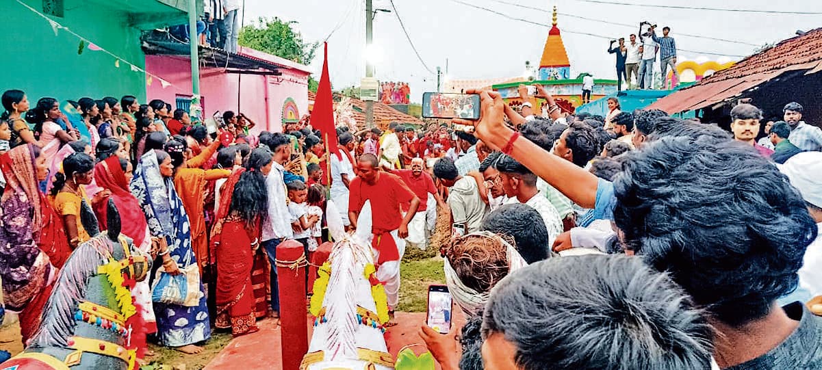 Seraikela Kharsawan News : मुरुप में भक्तों ने अंगारों पर चलकर दिखायी हठभक्ति