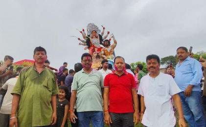शोभायात्रा के साथ मां दुर्गा की प्रतिमा का हुआ विसर्जन