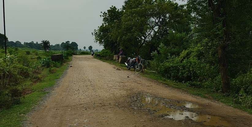 चंडीचक मोड़ के पास पंझरार ग्राम जाने वाली सड़क जर्जर, ग्रामीण परेशान