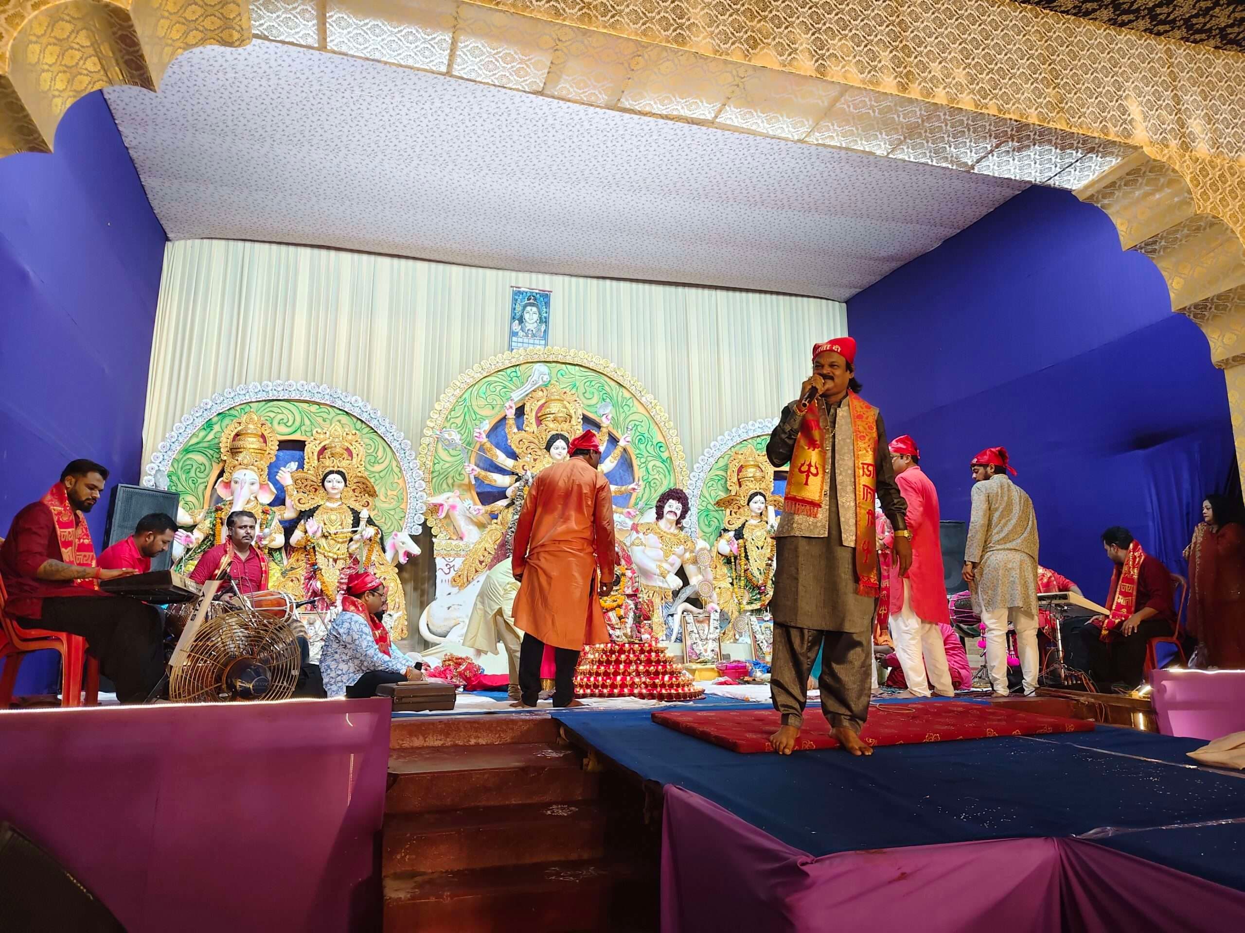 Chaibasa News : भक्ति गीतों पर रातभर झूमे श्रद्धालु, लगे जयकारे