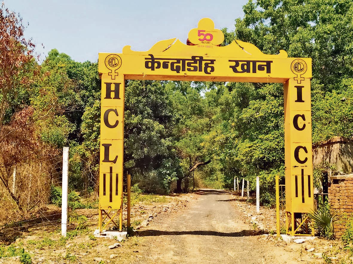 East Singhbhum News : 2001 में बंद हुई थी माइंस, 350 मजदूरों को जबरन वीआरएस