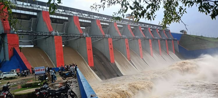 Bokaro News : तेनुघाट डैम के आठ गेट से पानी का बहाव जारी