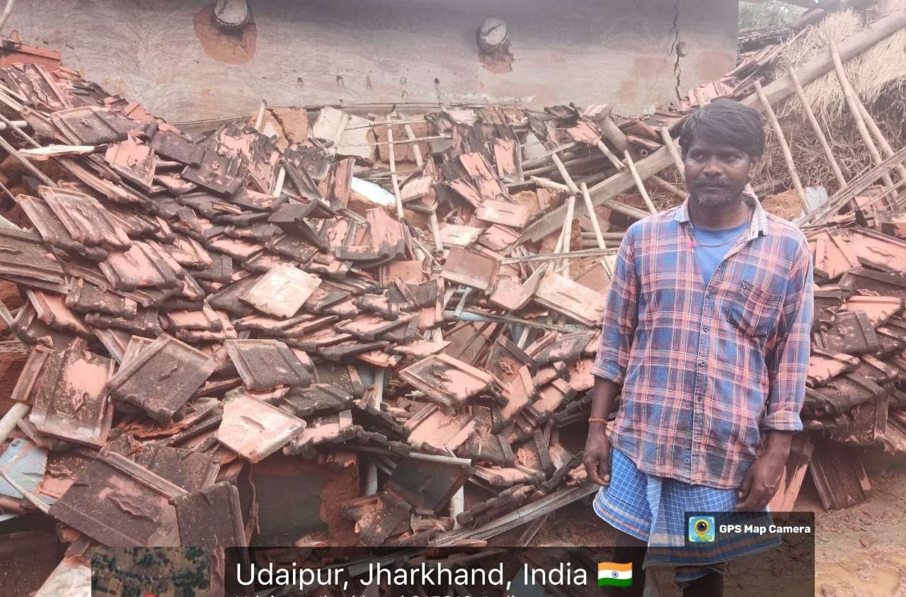 Giridih News :बारिश से गिर रहे मिट्टी के घर, गरीब हो रहे बेघर