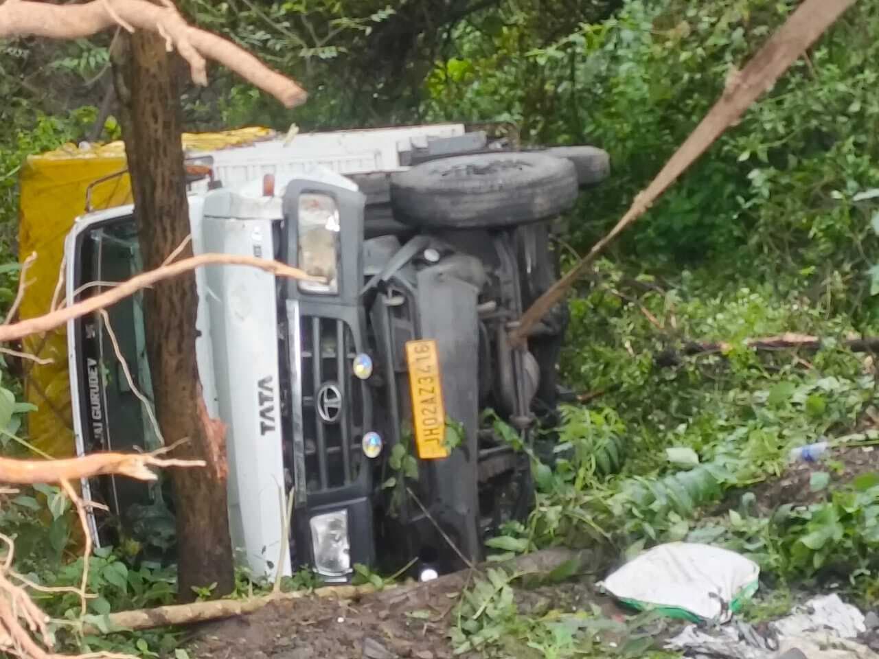 Bokaro News : सीआइएसएफ का वैन खाई में गिरा, चालक घायल