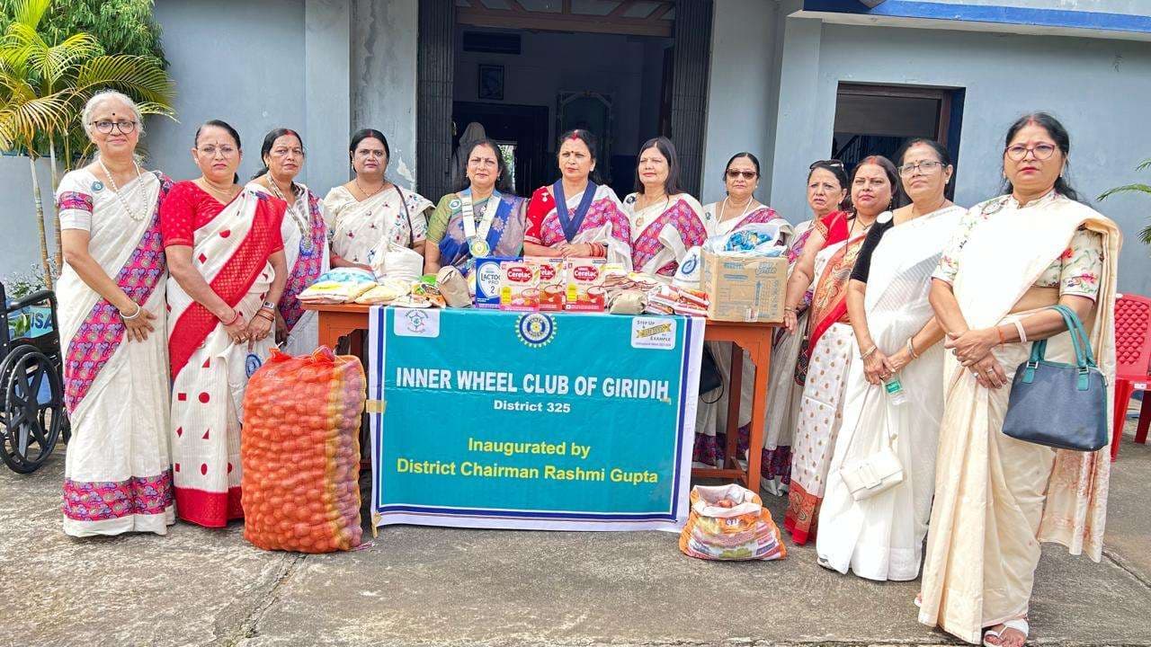 -इनरव्हील क्लब ऑफ गिरिडीह ने किया सामग्री वितरण